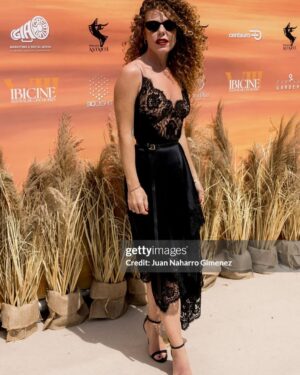 Silvia Marty Instagram - Ibiza mágica
Gracias  @festivalcineibiza  por estos días en la Isla llenos de 🎬 y❤️

@helher.escribano  por hacerlo posible y invitarme a dar esta sorpresa a mi amiga @kiramiro 🤍
 @michaelkors por este maravilloso vestido ❤️

 @imam_comunicacion @moss__clinic @latorreibiza