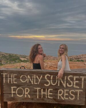 Silvia Marty Instagram - Ibiza mágica
Gracias  @festivalcineibiza  por estos días en la Isla llenos de 🎬 y❤️

@helher.escribano  por hacerlo posible y invitarme a dar esta sorpresa a mi amiga @kiramiro 🤍
 @michaelkors por este maravilloso vestido ❤️

 @imam_comunicacion @moss__clinic @latorreibiza