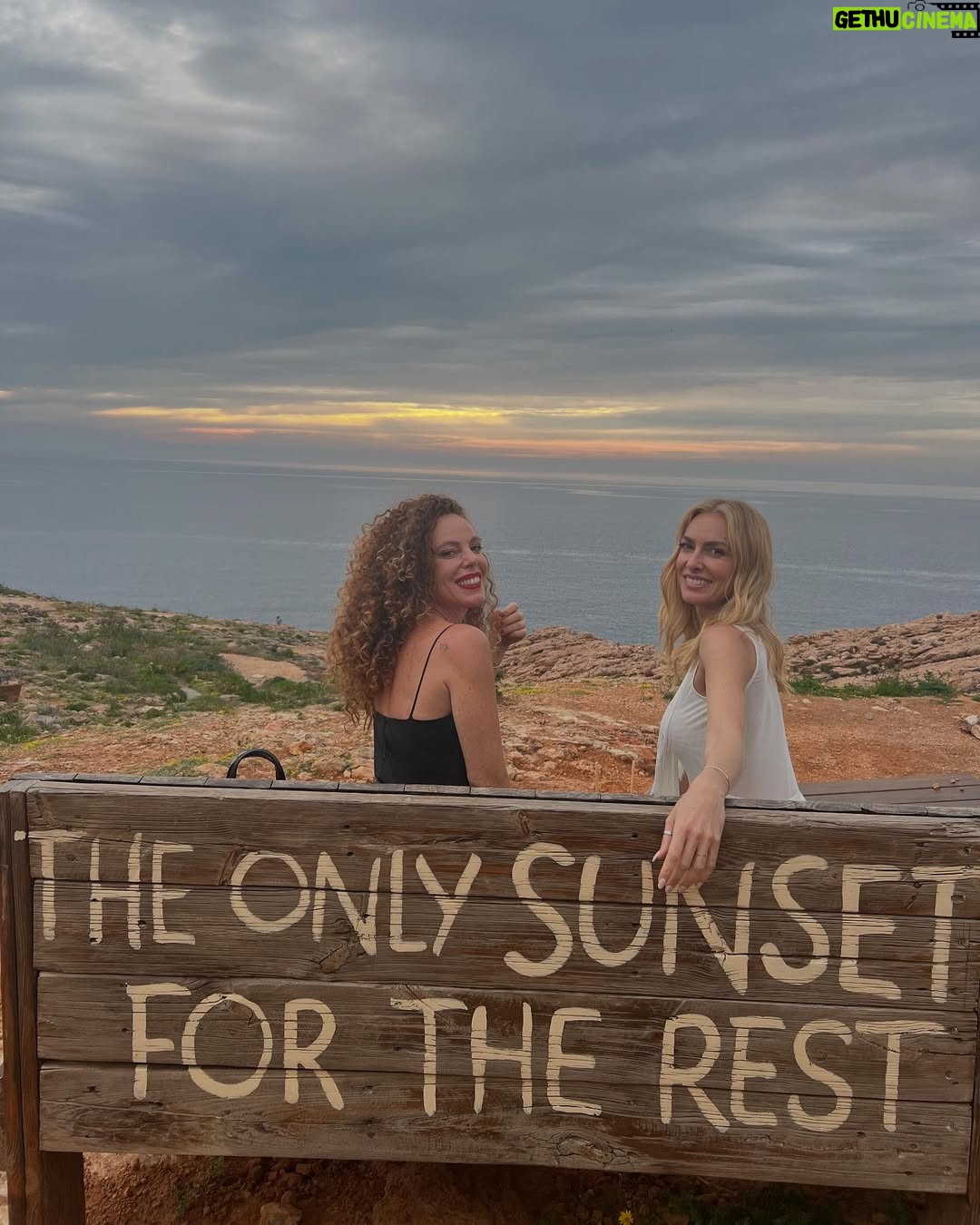 Silvia Marty - 4.2K Likes - Ibiza mágica
Gracias @festivalcineibiza por estos días en la Isla llenos de 🎬 y❤️
@helher.escribano por hacerlo posible y invitarme a dar esta sorpresa a mi amiga @kiramiro 🤍
@michaelkors por este maravilloso vestido ❤️
@imam_comunicacion @moss__clinic @latorreibiza