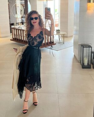 Silvia Marty Instagram - Ibiza mágica
Gracias  @festivalcineibiza  por estos días en la Isla llenos de 🎬 y❤️

@helher.escribano  por hacerlo posible y invitarme a dar esta sorpresa a mi amiga @kiramiro 🤍
 @michaelkors por este maravilloso vestido ❤️

 @imam_comunicacion @moss__clinic @latorreibiza