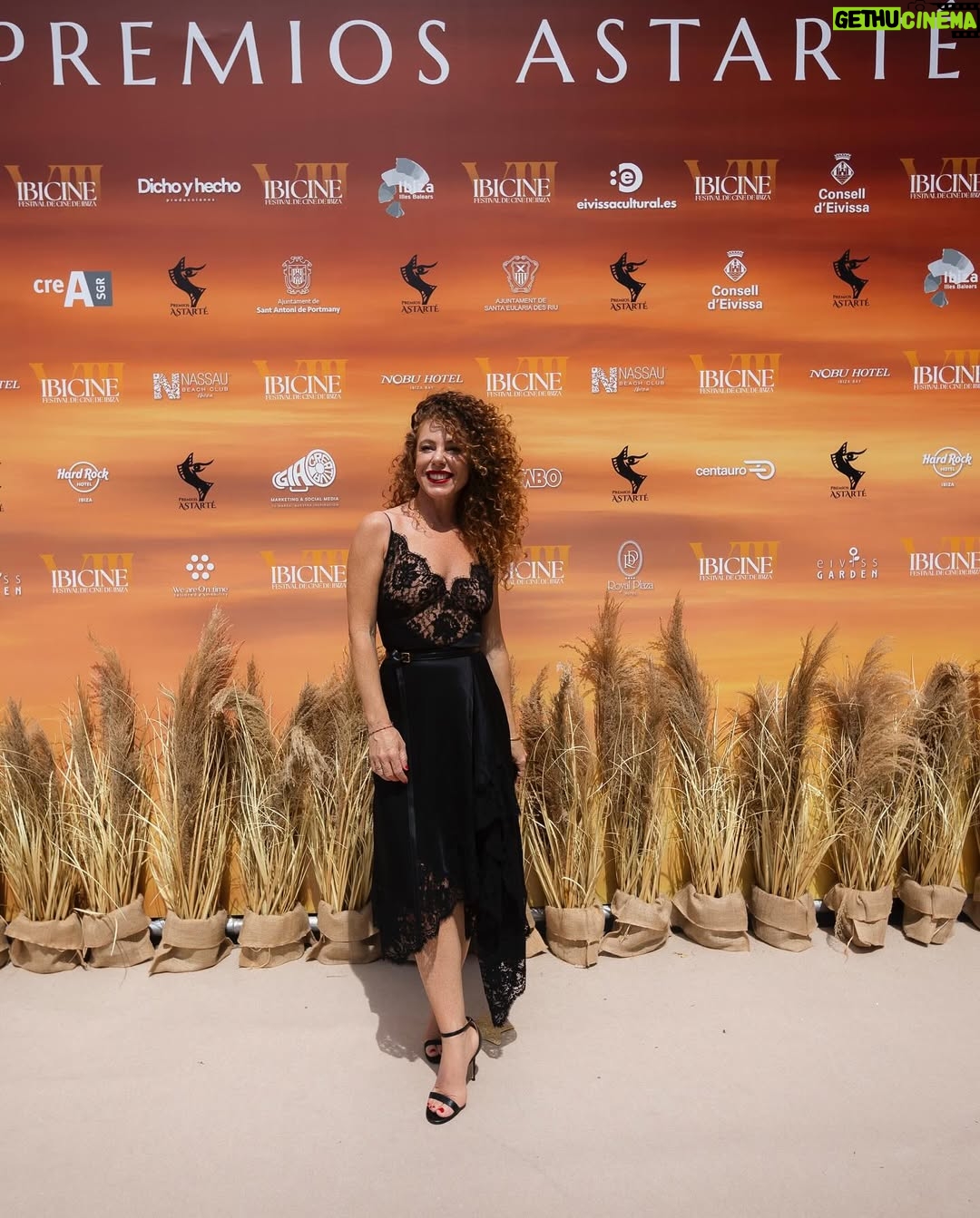 Silvia Marty - 4.2K Likes - Ibiza mágica
Gracias @festivalcineibiza por estos días en la Isla llenos de 🎬 y❤️
@helher.escribano por hacerlo posible y invitarme a dar esta sorpresa a mi amiga @kiramiro 🤍
@michaelkors por este maravilloso vestido ❤️
@imam_comunicacion @moss__clinic @latorreibiza