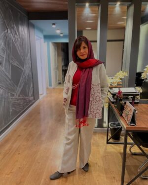 Sima Tirandaz Instagram - بعضی از آدم ها رو یه جور دیگه دوست داری به خاطر انرژیشون،آدم حسابی بودنشون،به خاطر عشقی که تو وجودشون هست .یکی از این آدم ها المیرای عزیزمه ،که چندین ساله زحمت طراحی و اجرای لباس های منو در تمام مراسم رسمی می کشه .نه تنها رفیق خوب منه بلکه یه انسان واقعیه .#سیما_تیرانداز #سیماتیرانداز #بازیگر #بازیگران_زن #کارگردان #جشن #جشن_حافظ