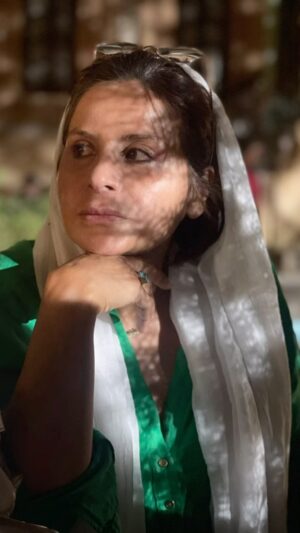 Sima Tirandaz Instagram - بماند به یادگار از ۹/۶/۱۴۰۳ 

شاید زندگی آن جشنی نباشد 
که تو آرزویش را داشتی، 

اما حالا که به آن دعوت شده‌ای، 
تا می‌توانی زیبا برقص!

#چارلی #چاپلین

 #سیما_تیرانداز #سیماتیرانداز #بازیگر #بازیگران_زن #عشق #سالگرد #تولدم_مبارک #تولد #سال