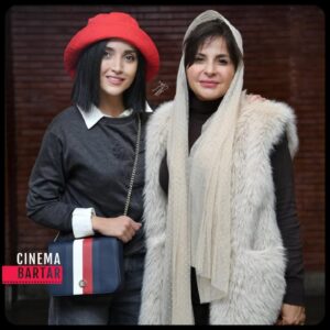 Sima Tirandaz Instagram - نمایش جیمی جامپ کارگردان سیما تیرانداز عزیز ، بازیگر خاطره اسدی 
مهمانان نمایش : الهام پاوه‌نژاد و عارفه معماریان 

عکس:
@soroushmn_

@sima_tirandaz_official @khatereh_asadi @elhampavehnejad @arefememarian 
#عارفه_معماریان #الهام_پاوه_نژاد #سیماتیرانداز #سیما_تیرانداز #خاطره_اسدی