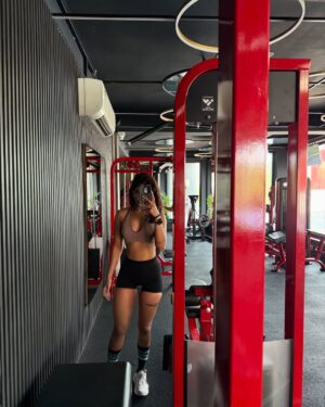 Simi das Instagram - Back trained well