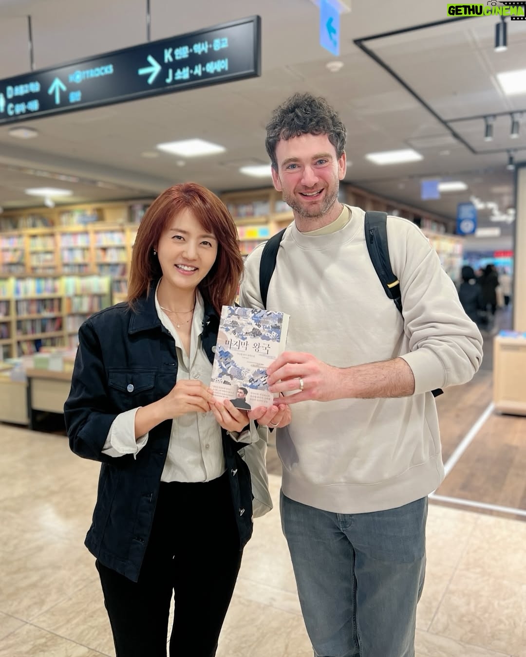 Sohn Mi-na - 1.3K Likes - 나의 오랜 친구 다니엘 튜더.
와인 바부터 인생학교에 이르기까지 함께 한 동료이자, 한국에서 영국에서 추억도 많고 각자의 꿈을 현실로 만드는 과정을 지켜보며 늘 서로 응원해 왔는데, 이번 소설가 데뷔 축하가 좀 늦었네요.
소설을 처음 구상하던 시기부터 얘기도 많이 들었고, 그 과정을 쭉 지켜 봐 왔기에 넘나 기다렸고 기대해 온 책이예요. <마지막 왕국>, 제목도 묵직하고 표지도 근사한 이 작품은 고종의 아들 의친왕 이강의 일생을 그린 역사 소설인데, 방대한 분량의 자료조사는 물론이고, 많은 시간 고민하며 쓴 걸 알고 있기에 친구이자 글쟁이인 저로서는 작가의 노력이 책으로 완성된 사실에 특별히 고마운 마음이 큽니다.
꾹꾹 눌러 쓴 글 속에 다니엘이 세상과 인간을 보는 다정하고 애정 어린 시선과 해박한 지식, 영국인 특유의 위트까지(기대해도 되겠지? ㅋ 다니엘은 무엇보다 재미있는 사람이니깐!) 담겨 있을 거라고 확신해요!
저자 싸인 받은 <마지막 왕국>, 스페인으로 가져가는 책 리스트에 추가. 사업 때문에 바빠 독서를 많이 못하고 살았더니 책 읽는 시간이 너무나 절실해 굶었던 사람이 식탐 부리듯 책만 보면 눈이 돌아가는 요즘인데… 당분간 저의 독서 메이트가 될 예감입니다.
제가 다니엘에게 말했어요. 대단하다. 자랑스럽고 기특하다 ㅋㅋ 저도 모르게 나온 기특… 이란 말에 둘 다 빵 터졌지만 사실이에요. 어떻게 하면 다른 나라에 가서 살며 그 나라의 역사 소설을 쓸 수 있지요….?? 아직 안 읽어 보신 분들, 저와 함께 시작해 보시는 건 어때요?
@danielrtudor
@gimmyoung
#마지막왕국 #다니엘튜더 #소설 #독서 #책추천