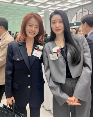 Sohn Mi-na Instagram - 고려대 개교 120주년 기념 행사장에서 만난 후배들 자랑을 안 할 수가 없네요. 

1. 고려대의 자랑이자 국민 여신 김연아 선수. 오랜만에 만난 김연아 후배는 성숙미까지 더해 여전히 아름다운 모습. 파리에서 소설 쓰던 시절, 벤쿠버 올림픽에서 금메달을 따 내어 온 국민에게 벅찬 기쁨과 자부심을 안겨준 그 순간을 잊을 수가 없어요. 그냥 예쁘고 또 예쁘고 자랑스럽고 고마운, 업고 다니고 싶은 후배입니다.

2. 요즘 유튜브에서 난리났다는 미미미누 김민우 후배와 재학생 신분으로 이미 금메달을 몇차례나 목에 건 기특하고 대견한 쇼트트랙 김길리 선수. 어찌 이리 능력자들인지! 그러나 그 뒤에는 보이지 않는 노력과 인고의 시간이 있을 터이니 박수 쳐주고 응원하고 싶은 후배들입니다.

3. 스타 변호사 손수호 후배. 잘 알려진 분들의 주요 사건의 변호를 맡아 승소를 이끌어 내고, 축구지식과 사랑이 전문가 수준에, 방송까지 잘 하는 재주꾼. 고대와 손씨 집안의 자랑이라고나 할까요 ㅎㅎ 제 책의 애독자라니 더욱 고마운 후배님.

4. 미모와 지성을 다 갖춘 이승현 후배는 미스코리아 진 출신이고 아나운서 시험을 준비한다고 해요. 멀리서 봐도 한눈에 들어오는 절세미인인데 똑소리 나는 인재 각. 앞으로 다방면에서 맹활약하는 모습을 보게될 것 같은 예감, 학교에 이어 방송 분야에서도 후배가 되길 진심 응원합니다. 

개교 120주년 기념 행사장에서 만난 멋진 선후배 여러분 덕분에 자극 받고 가슴 뿌듯했던 하루^^ 모두 고마워요~ 

#고려대 #개교120주년 #후배사랑 #김연아 #미미미누 #김길리 #손수호 #이승현