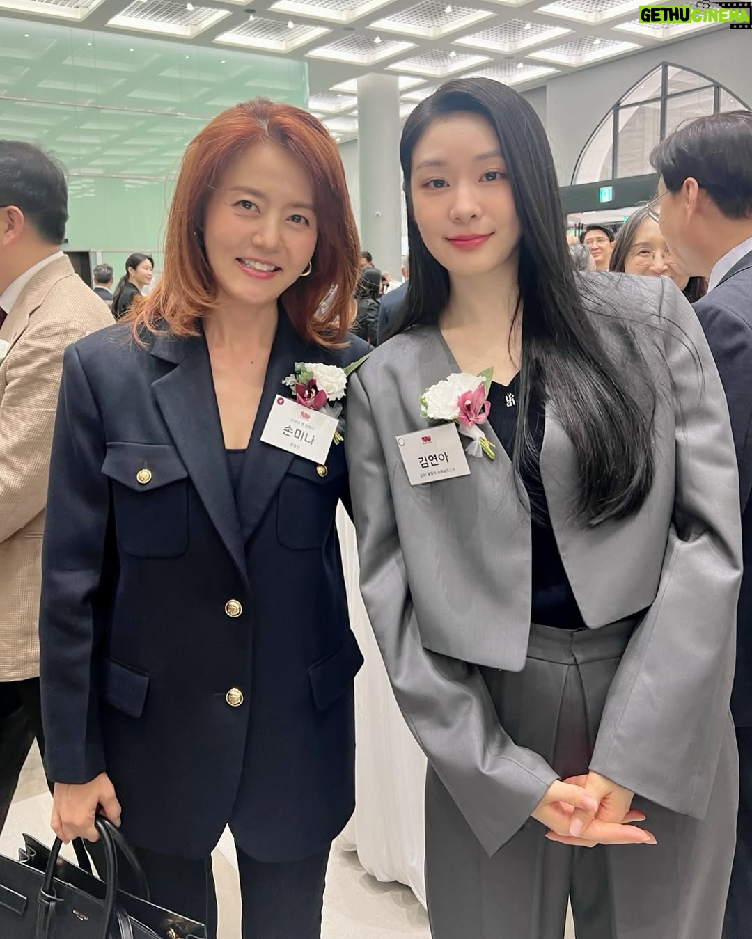 Sohn Mi-na - 4.3K Likes - 고려대 개교 120주년 기념 행사장에서 만난 후배들 자랑을 안 할 수가 없네요.
1. 고려대의 자랑이자 국민 여신 김연아 선수. 오랜만에 만난 김연아 후배는 성숙미까지 더해 여전히 아름다운 모습. 파리에서 소설 쓰던 시절, 벤쿠버 올림픽에서 금메달을 따 내어 온 국민에게 벅찬 기쁨과 자부심을 안겨준 그 순간을 잊을 수가 없어요. 그냥 예쁘고 또 예쁘고 자랑스럽고 고마운, 업고 다니고 싶은 후배입니다.
2. 요즘 유튜브에서 난리났다는 미미미누 김민우 후배와 재학생 신분으로 이미 금메달을 몇차례나 목에 건 기특하고 대견한 쇼트트랙 김길리 선수. 어찌 이리 능력자들인지! 그러나 그 뒤에는 보이지 않는 노력과 인고의 시간이 있을 터이니 박수 쳐주고 응원하고 싶은 후배들입니다.
3. 스타 변호사 손수호 후배. 잘 알려진 분들의 주요 사건의 변호를 맡아 승소를 이끌어 내고, 축구지식과 사랑이 전문가 수준에, 방송까지 잘 하는 재주꾼. 고대와 손씨 집안의 자랑이라고나 할까요 ㅎㅎ 제 책의 애독자라니 더욱 고마운 후배님.
4. 미모와 지성을 다 갖춘 이승현 후배는 미스코리아 진 출신이고 아나운서 시험을 준비한다고 해요. 멀리서 봐도 한눈에 들어오는 절세미인인데 똑소리 나는 인재 각. 앞으로 다방면에서 맹활약하는 모습을 보게될 것 같은 예감, 학교에 이어 방송 분야에서도 후배가 되길 진심 응원합니다.
개교 120주년 기념 행사장에서 만난 멋진 선후배 여러분 덕분에 자극 받고 가슴 뿌듯했던 하루^^ 모두 고마워요~
#고려대 #개교120주년 #후배사랑 #김연아 #미미미누 #김길리 #손수호 #이승현