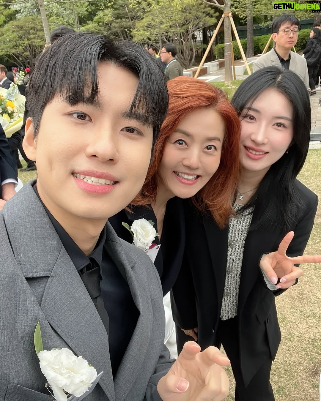 Sohn Mi-na - 4.3K Likes - 고려대 개교 120주년 기념 행사장에서 만난 후배들 자랑을 안 할 수가 없네요.
1. 고려대의 자랑이자 국민 여신 김연아 선수. 오랜만에 만난 김연아 후배는 성숙미까지 더해 여전히 아름다운 모습. 파리에서 소설 쓰던 시절, 벤쿠버 올림픽에서 금메달을 따 내어 온 국민에게 벅찬 기쁨과 자부심을 안겨준 그 순간을 잊을 수가 없어요. 그냥 예쁘고 또 예쁘고 자랑스럽고 고마운, 업고 다니고 싶은 후배입니다.
2. 요즘 유튜브에서 난리났다는 미미미누 김민우 후배와 재학생 신분으로 이미 금메달을 몇차례나 목에 건 기특하고 대견한 쇼트트랙 김길리 선수. 어찌 이리 능력자들인지! 그러나 그 뒤에는 보이지 않는 노력과 인고의 시간이 있을 터이니 박수 쳐주고 응원하고 싶은 후배들입니다.
3. 스타 변호사 손수호 후배. 잘 알려진 분들의 주요 사건의 변호를 맡아 승소를 이끌어 내고, 축구지식과 사랑이 전문가 수준에, 방송까지 잘 하는 재주꾼. 고대와 손씨 집안의 자랑이라고나 할까요 ㅎㅎ 제 책의 애독자라니 더욱 고마운 후배님.
4. 미모와 지성을 다 갖춘 이승현 후배는 미스코리아 진 출신이고 아나운서 시험을 준비한다고 해요. 멀리서 봐도 한눈에 들어오는 절세미인인데 똑소리 나는 인재 각. 앞으로 다방면에서 맹활약하는 모습을 보게될 것 같은 예감, 학교에 이어 방송 분야에서도 후배가 되길 진심 응원합니다.
개교 120주년 기념 행사장에서 만난 멋진 선후배 여러분 덕분에 자극 받고 가슴 뿌듯했던 하루^^ 모두 고마워요~
#고려대 #개교120주년 #후배사랑 #김연아 #미미미누 #김길리 #손수호 #이승현