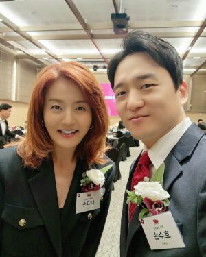 Sohn Mi-na Instagram - 고려대 개교 120주년 기념 행사장에서 만난 후배들 자랑을 안 할 수가 없네요. 

1. 고려대의 자랑이자 국민 여신 김연아 선수. 오랜만에 만난 김연아 후배는 성숙미까지 더해 여전히 아름다운 모습. 파리에서 소설 쓰던 시절, 벤쿠버 올림픽에서 금메달을 따 내어 온 국민에게 벅찬 기쁨과 자부심을 안겨준 그 순간을 잊을 수가 없어요. 그냥 예쁘고 또 예쁘고 자랑스럽고 고마운, 업고 다니고 싶은 후배입니다.

2. 요즘 유튜브에서 난리났다는 미미미누 김민우 후배와 재학생 신분으로 이미 금메달을 몇차례나 목에 건 기특하고 대견한 쇼트트랙 김길리 선수. 어찌 이리 능력자들인지! 그러나 그 뒤에는 보이지 않는 노력과 인고의 시간이 있을 터이니 박수 쳐주고 응원하고 싶은 후배들입니다.

3. 스타 변호사 손수호 후배. 잘 알려진 분들의 주요 사건의 변호를 맡아 승소를 이끌어 내고, 축구지식과 사랑이 전문가 수준에, 방송까지 잘 하는 재주꾼. 고대와 손씨 집안의 자랑이라고나 할까요 ㅎㅎ 제 책의 애독자라니 더욱 고마운 후배님.

4. 미모와 지성을 다 갖춘 이승현 후배는 미스코리아 진 출신이고 아나운서 시험을 준비한다고 해요. 멀리서 봐도 한눈에 들어오는 절세미인인데 똑소리 나는 인재 각. 앞으로 다방면에서 맹활약하는 모습을 보게될 것 같은 예감, 학교에 이어 방송 분야에서도 후배가 되길 진심 응원합니다. 

개교 120주년 기념 행사장에서 만난 멋진 선후배 여러분 덕분에 자극 받고 가슴 뿌듯했던 하루^^ 모두 고마워요~ 

#고려대 #개교120주년 #후배사랑 #김연아 #미미미누 #김길리 #손수호 #이승현