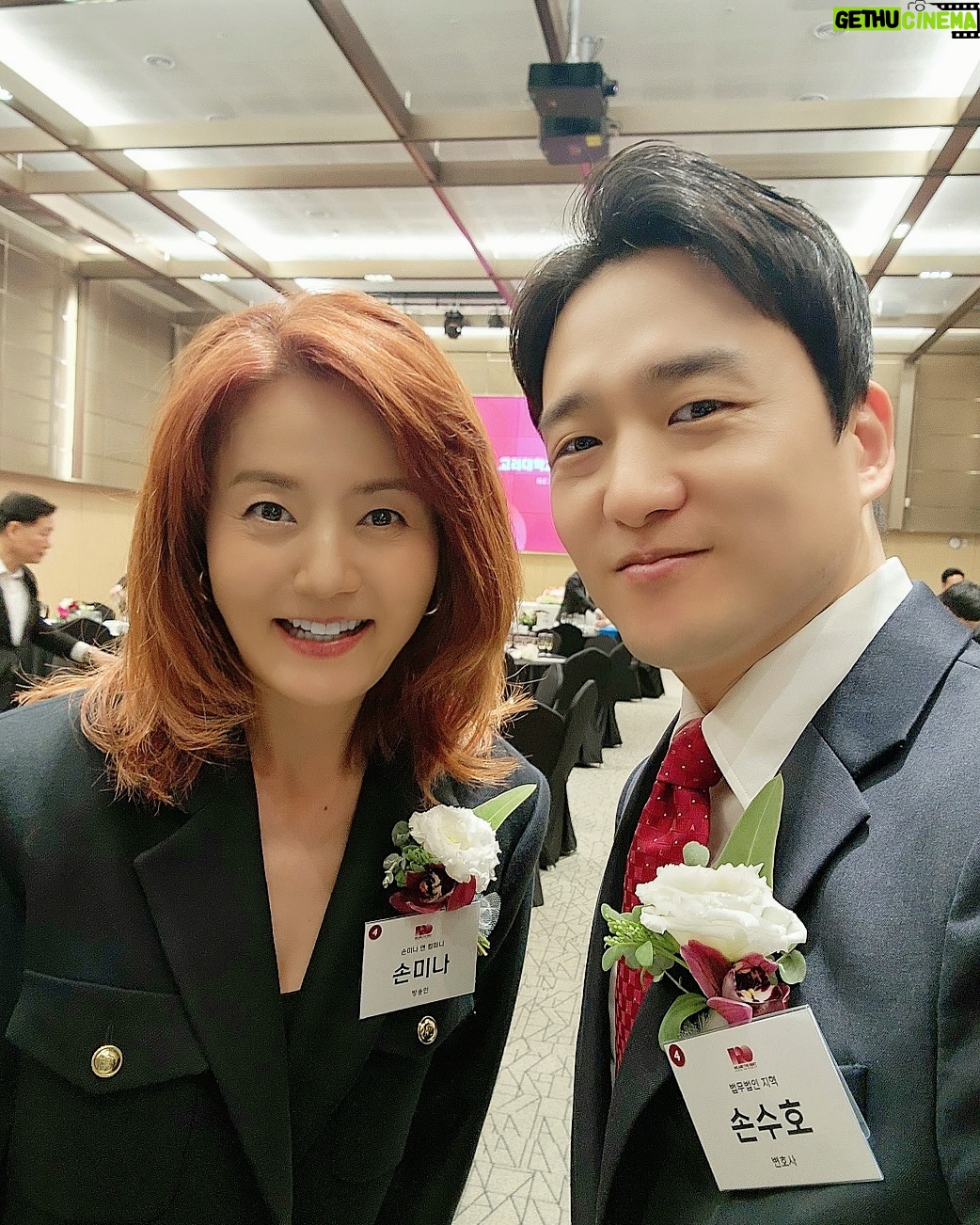 Sohn Mi-na - 4.3K Likes - 고려대 개교 120주년 기념 행사장에서 만난 후배들 자랑을 안 할 수가 없네요.
1. 고려대의 자랑이자 국민 여신 김연아 선수. 오랜만에 만난 김연아 후배는 성숙미까지 더해 여전히 아름다운 모습. 파리에서 소설 쓰던 시절, 벤쿠버 올림픽에서 금메달을 따 내어 온 국민에게 벅찬 기쁨과 자부심을 안겨준 그 순간을 잊을 수가 없어요. 그냥 예쁘고 또 예쁘고 자랑스럽고 고마운, 업고 다니고 싶은 후배입니다.
2. 요즘 유튜브에서 난리났다는 미미미누 김민우 후배와 재학생 신분으로 이미 금메달을 몇차례나 목에 건 기특하고 대견한 쇼트트랙 김길리 선수. 어찌 이리 능력자들인지! 그러나 그 뒤에는 보이지 않는 노력과 인고의 시간이 있을 터이니 박수 쳐주고 응원하고 싶은 후배들입니다.
3. 스타 변호사 손수호 후배. 잘 알려진 분들의 주요 사건의 변호를 맡아 승소를 이끌어 내고, 축구지식과 사랑이 전문가 수준에, 방송까지 잘 하는 재주꾼. 고대와 손씨 집안의 자랑이라고나 할까요 ㅎㅎ 제 책의 애독자라니 더욱 고마운 후배님.
4. 미모와 지성을 다 갖춘 이승현 후배는 미스코리아 진 출신이고 아나운서 시험을 준비한다고 해요. 멀리서 봐도 한눈에 들어오는 절세미인인데 똑소리 나는 인재 각. 앞으로 다방면에서 맹활약하는 모습을 보게될 것 같은 예감, 학교에 이어 방송 분야에서도 후배가 되길 진심 응원합니다.
개교 120주년 기념 행사장에서 만난 멋진 선후배 여러분 덕분에 자극 받고 가슴 뿌듯했던 하루^^ 모두 고마워요~
#고려대 #개교120주년 #후배사랑 #김연아 #미미미누 #김길리 #손수호 #이승현