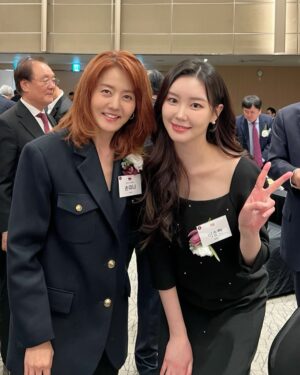 Sohn Mi-na Instagram - 고려대 개교 120주년 기념 행사장에서 만난 후배들 자랑을 안 할 수가 없네요. 

1. 고려대의 자랑이자 국민 여신 김연아 선수. 오랜만에 만난 김연아 후배는 성숙미까지 더해 여전히 아름다운 모습. 파리에서 소설 쓰던 시절, 벤쿠버 올림픽에서 금메달을 따 내어 온 국민에게 벅찬 기쁨과 자부심을 안겨준 그 순간을 잊을 수가 없어요. 그냥 예쁘고 또 예쁘고 자랑스럽고 고마운, 업고 다니고 싶은 후배입니다.

2. 요즘 유튜브에서 난리났다는 미미미누 김민우 후배와 재학생 신분으로 이미 금메달을 몇차례나 목에 건 기특하고 대견한 쇼트트랙 김길리 선수. 어찌 이리 능력자들인지! 그러나 그 뒤에는 보이지 않는 노력과 인고의 시간이 있을 터이니 박수 쳐주고 응원하고 싶은 후배들입니다.

3. 스타 변호사 손수호 후배. 잘 알려진 분들의 주요 사건의 변호를 맡아 승소를 이끌어 내고, 축구지식과 사랑이 전문가 수준에, 방송까지 잘 하는 재주꾼. 고대와 손씨 집안의 자랑이라고나 할까요 ㅎㅎ 제 책의 애독자라니 더욱 고마운 후배님.

4. 미모와 지성을 다 갖춘 이승현 후배는 미스코리아 진 출신이고 아나운서 시험을 준비한다고 해요. 멀리서 봐도 한눈에 들어오는 절세미인인데 똑소리 나는 인재 각. 앞으로 다방면에서 맹활약하는 모습을 보게될 것 같은 예감, 학교에 이어 방송 분야에서도 후배가 되길 진심 응원합니다. 

개교 120주년 기념 행사장에서 만난 멋진 선후배 여러분 덕분에 자극 받고 가슴 뿌듯했던 하루^^ 모두 고마워요~ 

#고려대 #개교120주년 #후배사랑 #김연아 #미미미누 #김길리 #손수호 #이승현