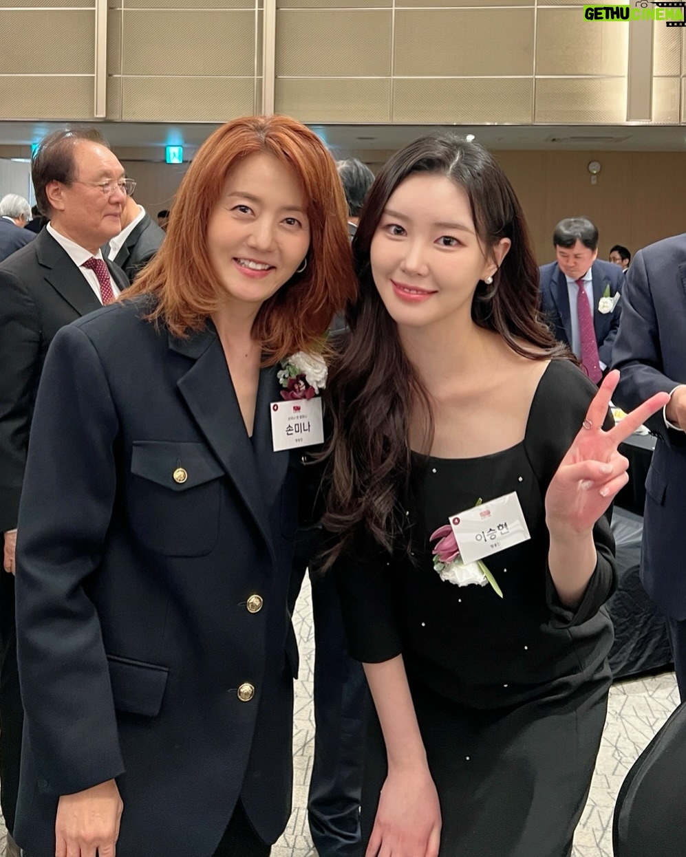 Sohn Mi-na - 4.3K Likes - 고려대 개교 120주년 기념 행사장에서 만난 후배들 자랑을 안 할 수가 없네요.
1. 고려대의 자랑이자 국민 여신 김연아 선수. 오랜만에 만난 김연아 후배는 성숙미까지 더해 여전히 아름다운 모습. 파리에서 소설 쓰던 시절, 벤쿠버 올림픽에서 금메달을 따 내어 온 국민에게 벅찬 기쁨과 자부심을 안겨준 그 순간을 잊을 수가 없어요. 그냥 예쁘고 또 예쁘고 자랑스럽고 고마운, 업고 다니고 싶은 후배입니다.
2. 요즘 유튜브에서 난리났다는 미미미누 김민우 후배와 재학생 신분으로 이미 금메달을 몇차례나 목에 건 기특하고 대견한 쇼트트랙 김길리 선수. 어찌 이리 능력자들인지! 그러나 그 뒤에는 보이지 않는 노력과 인고의 시간이 있을 터이니 박수 쳐주고 응원하고 싶은 후배들입니다.
3. 스타 변호사 손수호 후배. 잘 알려진 분들의 주요 사건의 변호를 맡아 승소를 이끌어 내고, 축구지식과 사랑이 전문가 수준에, 방송까지 잘 하는 재주꾼. 고대와 손씨 집안의 자랑이라고나 할까요 ㅎㅎ 제 책의 애독자라니 더욱 고마운 후배님.
4. 미모와 지성을 다 갖춘 이승현 후배는 미스코리아 진 출신이고 아나운서 시험을 준비한다고 해요. 멀리서 봐도 한눈에 들어오는 절세미인인데 똑소리 나는 인재 각. 앞으로 다방면에서 맹활약하는 모습을 보게될 것 같은 예감, 학교에 이어 방송 분야에서도 후배가 되길 진심 응원합니다.
개교 120주년 기념 행사장에서 만난 멋진 선후배 여러분 덕분에 자극 받고 가슴 뿌듯했던 하루^^ 모두 고마워요~
#고려대 #개교120주년 #후배사랑 #김연아 #미미미누 #김길리 #손수호 #이승현