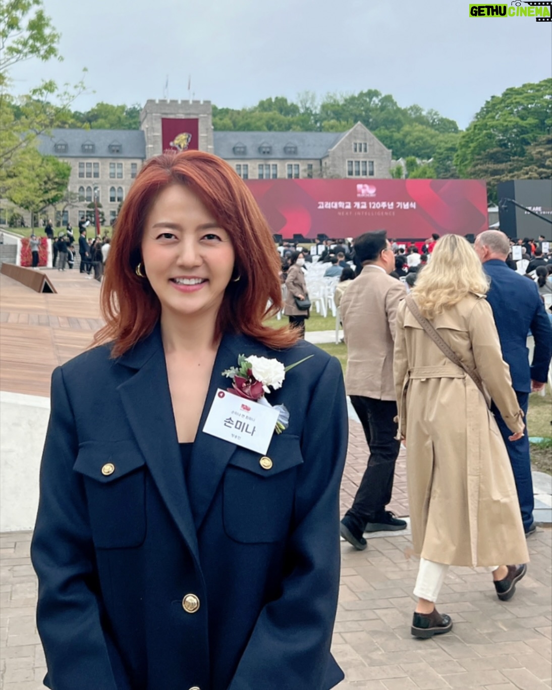 Sohn Mi-na - 2.4K Likes - 사랑하는 모교, 고려대학교가 개교 120주년을 맞은 기쁜 날, 홍보대사로 임명되어 기념식에 참석하고 왔어요. 빛나는 청춘을 보낸 캠퍼스! 고려대가 모토로 삼는 자유, 정의, 진리는 여전히 제 삶의 나침반이 되고 주고 있고, 지금의 저와 제가 하고 있는 일들은 그때 이 교정이 선사해 준 배움과 다양한 경험들 덕이 크겠지요.
세월과 함께 성장하고 변화해 온 학교의 발자취를 영상을 통해 보고, AI로 복원된 인촌 김성수 선생의 모습을 만나고, 웅장한 오케스트라 반주에 맞춰 선후배 동기들과 교가를 부르자니 가슴이 벅차오르더군요.
영원한 마음의 고향, 고려대학교의 개교 120주년을 축하! 미래를 향해, 세계를 향해 더욱 발전하는 행보를 기대해 봅니다.
#고려대학교 #개교120주년