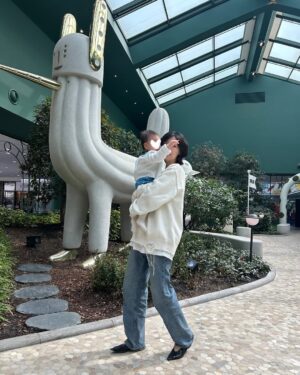 Song Joo-hee Instagram - 1. 👶🏻🤍
2. 생일 기념으로 자유부인 점심✌🏻
3. 나는야 심부름꾼🏃🏻‍♀️‍➡️
4. 👶🏻👦🏻
5. 오랜만에 연습실.
6. 미꾸라지!!!!!!!!!!!!!!🗣️
7. 두번째 심부름꾼🏃🏻
8. 카페인이 시급합니다.
9. 축복이와 세번째 호캉스(후기는 스레드✍🏻)

하루에 한 장이라도 찍으면 감지덕지라, 모아서 올리게 되는 피드인데 축복이 없는 사진을 찾기가 하늘의 별 따기. 육아는 매우 바쁘다.... 세상의 모든 부모님 존경합니다🥹