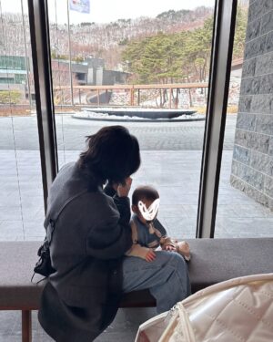 Song Joo-hee Instagram - 1. 👶🏻🤍
2. 생일 기념으로 자유부인 점심✌🏻
3. 나는야 심부름꾼🏃🏻‍♀️‍➡️
4. 👶🏻👦🏻
5. 오랜만에 연습실.
6. 미꾸라지!!!!!!!!!!!!!!🗣️
7. 두번째 심부름꾼🏃🏻
8. 카페인이 시급합니다.
9. 축복이와 세번째 호캉스(후기는 스레드✍🏻)

하루에 한 장이라도 찍으면 감지덕지라, 모아서 올리게 되는 피드인데 축복이 없는 사진을 찾기가 하늘의 별 따기. 육아는 매우 바쁘다.... 세상의 모든 부모님 존경합니다🥹