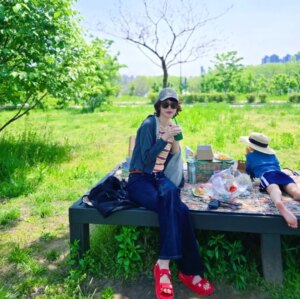 Song Kyung-a Instagram - 날씨도 좋고
한강에 베이글이랑 티 싸 들고 가서
그동안 못 읽고 있던 책도 좀 읽고
음악도 듣고 
예쁜 꽃다발도 꼬맹이가 만들어 주고..
(모 카네이션 대신 대충 떼우려는거 딱 걸렸지만ㅋ)
은근 기억에 남을 것만 같은 5월의 어느날🌱
. . .
#해이랑
#한강피크닉
#행복이별건가요
