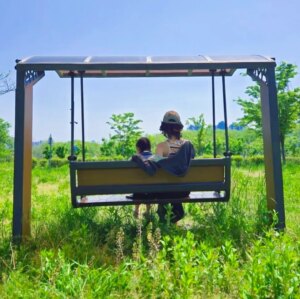 Song Kyung-a Instagram - 날씨도 좋고
한강에 베이글이랑 티 싸 들고 가서
그동안 못 읽고 있던 책도 좀 읽고
음악도 듣고 
예쁜 꽃다발도 꼬맹이가 만들어 주고..
(모 카네이션 대신 대충 떼우려는거 딱 걸렸지만ㅋ)
은근 기억에 남을 것만 같은 5월의 어느날🌱
. . .
#해이랑
#한강피크닉
#행복이별건가요
