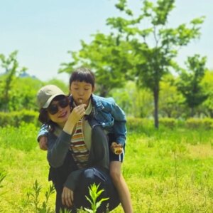 Song Kyung-a Instagram - 날씨도 좋고
한강에 베이글이랑 티 싸 들고 가서
그동안 못 읽고 있던 책도 좀 읽고
음악도 듣고 
예쁜 꽃다발도 꼬맹이가 만들어 주고..
(모 카네이션 대신 대충 떼우려는거 딱 걸렸지만ㅋ)
은근 기억에 남을 것만 같은 5월의 어느날🌱
. . .
#해이랑
#한강피크닉
#행복이별건가요