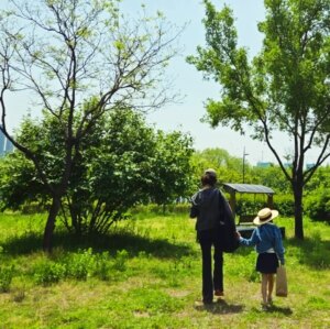 Song Kyung-a Instagram - 날씨도 좋고
한강에 베이글이랑 티 싸 들고 가서
그동안 못 읽고 있던 책도 좀 읽고
음악도 듣고 
예쁜 꽃다발도 꼬맹이가 만들어 주고..
(모 카네이션 대신 대충 떼우려는거 딱 걸렸지만ㅋ)
은근 기억에 남을 것만 같은 5월의 어느날🌱
. . .
#해이랑
#한강피크닉
#행복이별건가요