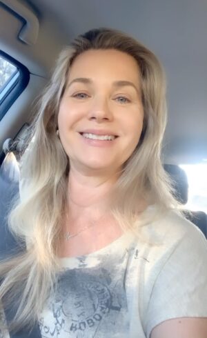 Sonya Smith Instagram - Buenos días feliz viernes!!!. Deseando que hoy sea un día fantástico para todos. Y que al igual que yo, no consigan tráfico!😎😎😎#gratitude #gratitud #viernes #felizviernes #esviernesyelcuerpolosabe #happyfriday #acting #actuacion #velvetelnuevoimperio #telemundo #telemundoseries