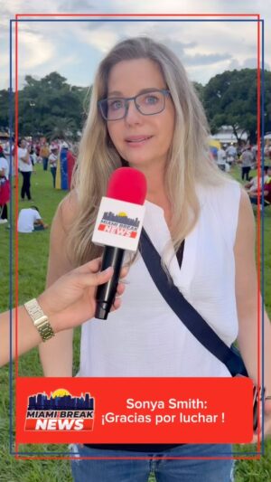 Sonya Smith Instagram - Al Bayfront Park, en el centro de Miami, llegaron millares de personas con banderas venezolanas y pancartas que decían ‘Fe y lucha’ o ‘Venezuela libre’, en una explosión de apoyo entusiasta a la líder opositora María Corina Machado y a González Urrutia como el nuevo presidente electo