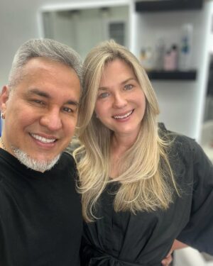 Sonya Smith Instagram - Feliz día a todos.!!!Nuevamente gracias a mi queridísimo @javiermathews  por el  bellísimo trabajo que realizó en mi cabello para mi look de Pilar en la serie de #velvetelnuevoimperio …No solamente es un maravilloso profesional, sino un ser humano extraordinario. Te quiero mi Javi🤗🤗🤗