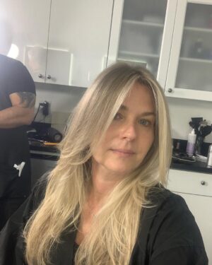 Sonya Smith Instagram - Feliz día a todos.!!!Nuevamente gracias a mi queridísimo @javiermathews  por el  bellísimo trabajo que realizó en mi cabello para mi look de Pilar en la serie de #velvetelnuevoimperio …No solamente es un maravilloso profesional, sino un ser humano extraordinario. Te quiero mi Javi🤗🤗🤗