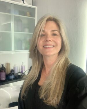 Sonya Smith Instagram - Feliz día a todos.!!!Nuevamente gracias a mi queridísimo @javiermathews  por el  bellísimo trabajo que realizó en mi cabello para mi look de Pilar en la serie de #velvetelnuevoimperio …No solamente es un maravilloso profesional, sino un ser humano extraordinario. Te quiero mi Javi🤗🤗🤗
