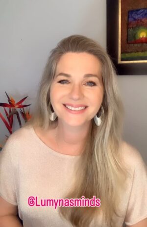 Sonya Smith Instagram - Hola a todos feliz domingo!!! Espero que estén disfrutando de su fin de semana. Quiero invitarlos a que visiten la cuenta @lumynasminds que es muy querida e importante para mi. Fue creada con mucho amor pensando en aquellas personas que conocen, cuidan o tienen un familiar o ser querido que sufre de Alzheimer’s. Nuestra misión es crear un espacio con información, consejos y recomendaciones para que las personas puedan entender un poco más acerca de esta enfermedad que afecta a tantas personas a nivel mundial, no sólo a aquellas que la padecen, sino a aquellos que cuidan de ellos. Gracias por su apoyo! Reciban un abrazo con todo mi cariño siempre! #alzheimersawareness #alzheimersdisease #alzheimersprevention #prevencióndelalzheimer #conocerelalzheimer #cuidarenfermos #ayudapsicologica #ayudasocial #gratitud #gratitude 🤗💜🙏🏼⭐️