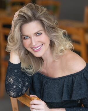 Sonya Smith Instagram - Feliz día del amor y la amistad!!! Deseando que hayan tenido un hermoso día que sigan celebrando con sus seres queridos🥰💜🥰💜🥰💜 por si no han podido ver la entrevista completa y desean hacerlo, los invito a que visiten mi página de Facebook. Les mando abrazos y que tengan un súper fin de semana🤗⭐️🤗⭐️🤗 #entrevistas #youtube #gratitud #gratitude #sonyasmith