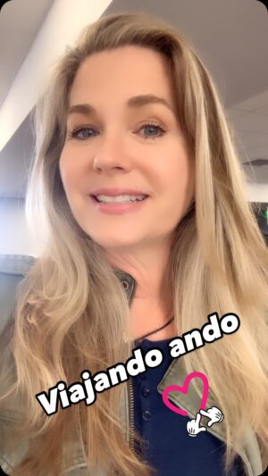 Sonya Smith Instagram - Besos  a todos! Feliz viernes!!! 💜🤗💜🤗#traveling #gratitude #gratitud #familia #family