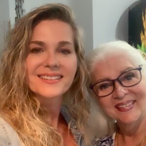 Sonya Smith Instagram - Feliz jueves a todos!!!!. Paso por aquí a darles las gracias por todos los mensajes tan hermosos que me enviaron el día de ayer durante el día de mi cumpleaños. Gracias por todo ese cariño y ese amor que me expresan. Les mando un abrazo enorme y les dejo una Fotitos de mi celebración ayer que fue muy tranquila.💜🤗💐🎂🎉🍬🌸#mybirthday #birthdaygirl #micumpleaños #cumpleañera #gratitud #gratitude