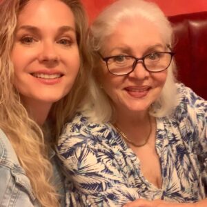 Sonya Smith Instagram - Feliz jueves a todos!!!!. Paso por aquí a darles las gracias por todos los mensajes tan hermosos que me enviaron el día de ayer durante el día de mi cumpleaños. Gracias por todo ese cariño y ese amor que me expresan. Les mando un abrazo enorme y les dejo una Fotitos de mi celebración ayer que fue muy tranquila.💜🤗💐🎂🎉🍬🌸#mybirthday #birthdaygirl #micumpleaños #cumpleañera #gratitud #gratitude