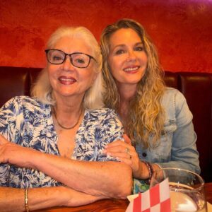 Sonya Smith Instagram - Feliz jueves a todos!!!!. Paso por aquí a darles las gracias por todos los mensajes tan hermosos que me enviaron el día de ayer durante el día de mi cumpleaños. Gracias por todo ese cariño y ese amor que me expresan. Les mando un abrazo enorme y les dejo una Fotitos de mi celebración ayer que fue muy tranquila.💜🤗💐🎂🎉🍬🌸#mybirthday #birthdaygirl #micumpleaños #cumpleañera #gratitud #gratitude