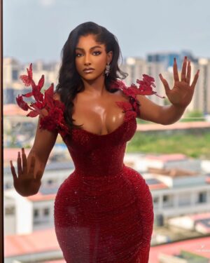 Sophie Alakija Instagram - Art of God 🎨 

Dress @burgundyatelier_ng 
📸 @yomi.visuals 
💄 @revysbeauty
Hair @styledbyessa
Skin @hawaiinigeria