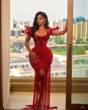 Sophie Alakija Instagram - Art of God 🎨 

Dress @burgundyatelier_ng 
📸 @yomi.visuals 
💄 @revysbeauty
Hair @styledbyessa
Skin @hawaiinigeria