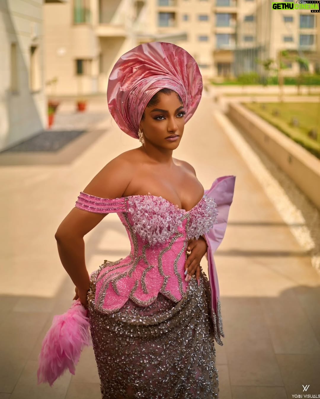 Sophie Alakija - 118.8K Likes - Achalugo of Nollywood 💞

Dress: @burgundyatelier_ng
Make-up: @revysbeauty
Photography: @yomi visuals
Gele: @castle_top_gele 
Skin @hawaiinigeria