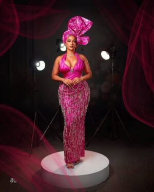 Sophie Alakija Instagram - A guest to remember 💕

📸@artof.ed
👗 @style.Munachi
💄@zaraleinadsignature
Gele @turbansbythetwins_

Skin @hawaiinigeria 🧼