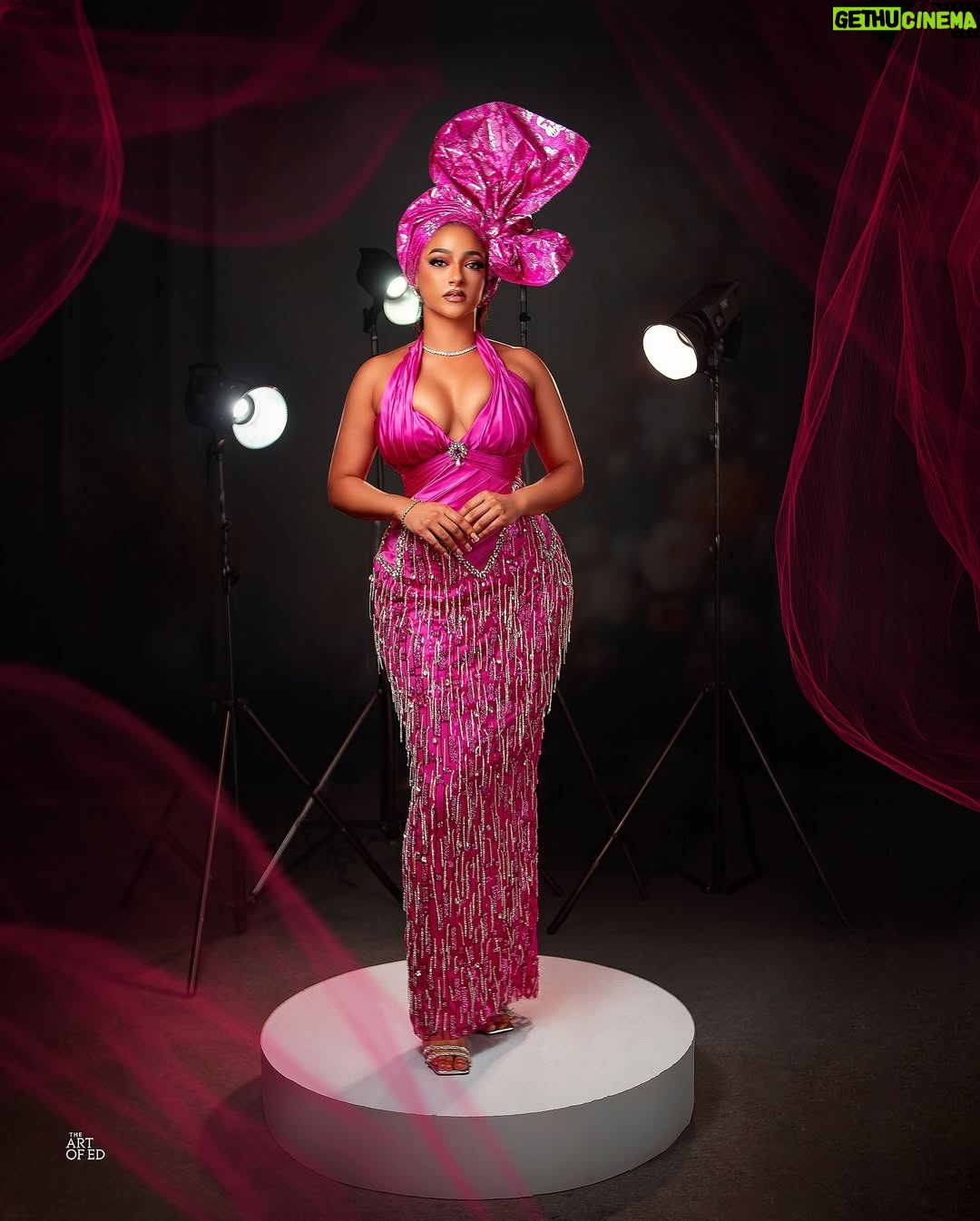 Sophie Alakija - 124.2K Likes - A guest to remember 💕

📸@artof.ed
👗 @style.Munachi
💄@zaraleinadsignature
Gele @turbansbythetwins_

Skin @hawaiinigeria 🧼