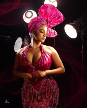Sophie Alakija Instagram - A guest to remember 💕

📸@artof.ed
👗 @style.Munachi
💄@zaraleinadsignature
Gele @turbansbythetwins_

Skin @hawaiinigeria 🧼