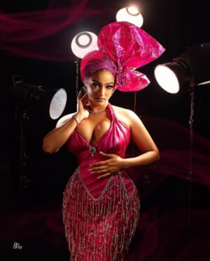 Sophie Alakija Instagram - A guest to remember 💕

📸@artof.ed
👗 @style.Munachi
💄@zaraleinadsignature
Gele @turbansbythetwins_

Skin @hawaiinigeria 🧼