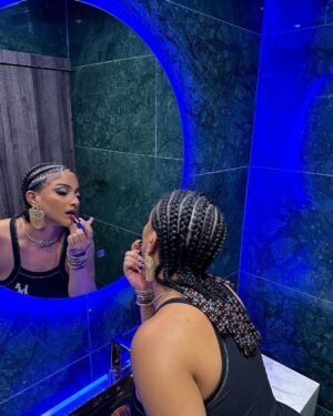 Sophie Alakija Instagram - Missed me??🤭

Skin: @hawaiinigeria 

💎: @handhmpire