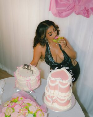 Sophie Alakija Instagram - It’s my BIRTHDAY!🎉 grateful for another year. Glory be to God Almighty 💕

📸 @miyagi.san_ 
💄 @perfectmuaa 
Hair @cassie_hair installed by @laidby_michael 
Creative director @vinnpius_