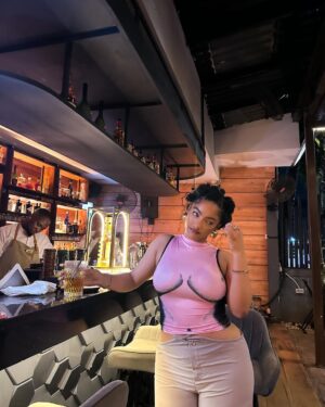 Sophie Alakija Instagram - Fine girl no ex🤭🏃🏽‍♀️

💎: @handhmpire