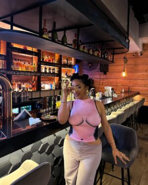 Sophie Alakija Instagram - Fine girl no ex🤭🏃🏽‍♀️

💎: @handhmpire