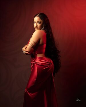 Sophie Alakija Instagram - Someone tell Helen of Troy to meet me outside ⚔️ 🤭

Skin: @hawaiinigeria ✨ 

📸: @artof.ed 
Styled by @style.munachi ❤️
💄: @zaraleinadsignature 
💎: @handhmpire 
Hair: @cassie_hair styled by @hairbyremixx