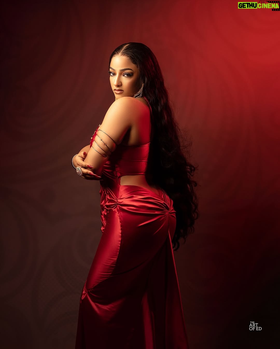 Sophie Alakija - 189.4K Likes - Someone tell Helen of Troy to meet me outside ⚔️ 🤭

Skin: @hawaiinigeria ✨ 

📸: @artof.ed 
Styled by @style.munachi ❤️
💄: @zaraleinadsignature 
💎: @handhmpire 
Hair: @cassie_hair styled by @hairbyremixx
