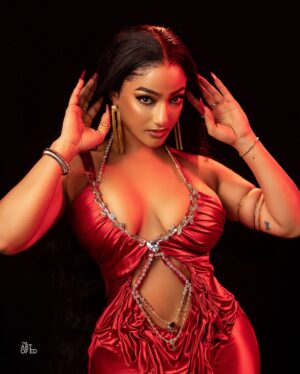 Sophie Alakija Instagram - Someone tell Helen of Troy to meet me outside ⚔️ 🤭

Skin: @hawaiinigeria ✨ 

📸: @artof.ed 
Styled by @style.munachi ❤️
💄: @zaraleinadsignature 
💎: @handhmpire 
Hair: @cassie_hair styled by @hairbyremixx