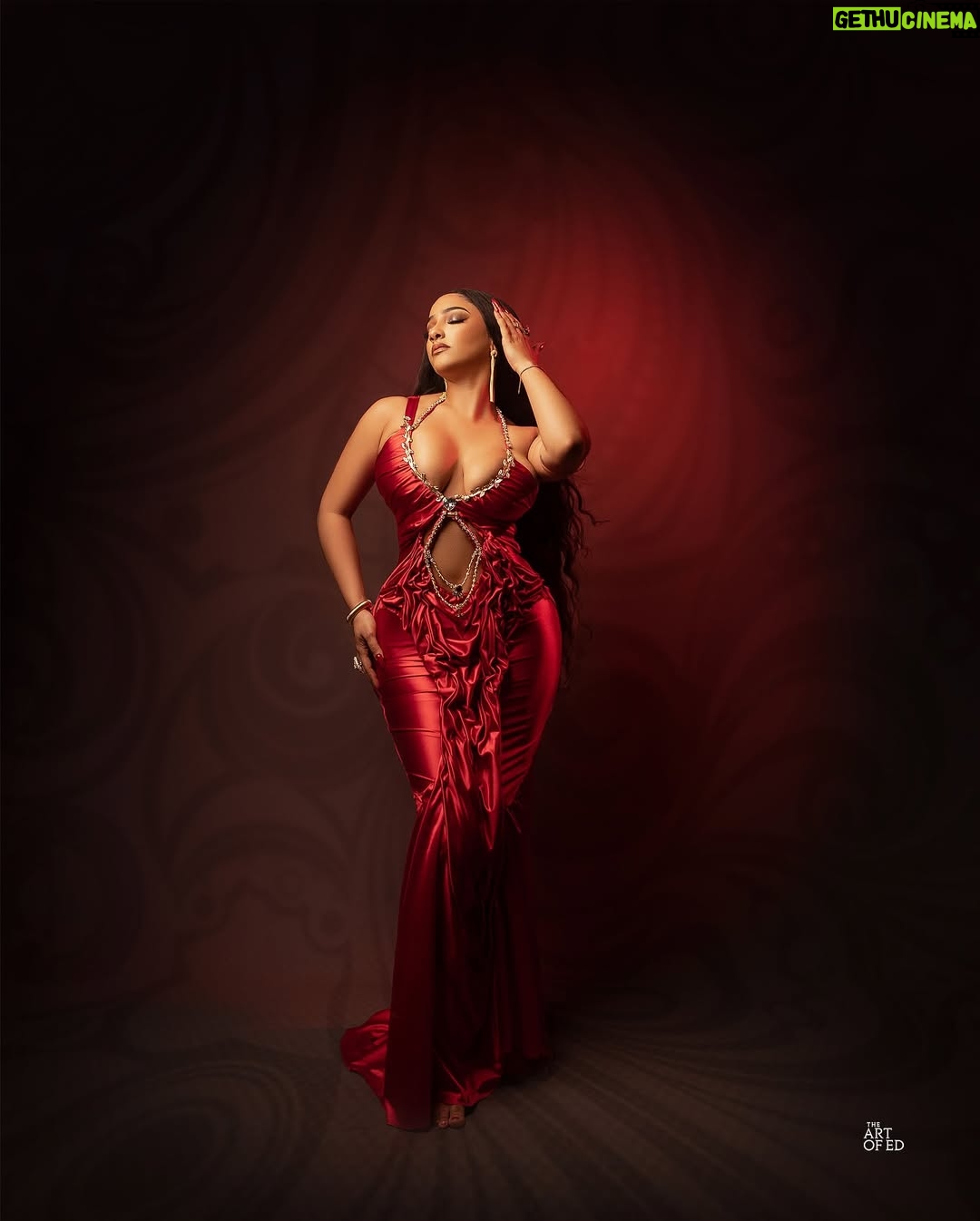 Sophie Alakija - 189.4K Likes - Someone tell Helen of Troy to meet me outside ⚔️ 🤭

Skin: @hawaiinigeria ✨ 

📸: @artof.ed 
Styled by @style.munachi ❤️
💄: @zaraleinadsignature 
💎: @handhmpire 
Hair: @cassie_hair styled by @hairbyremixx
